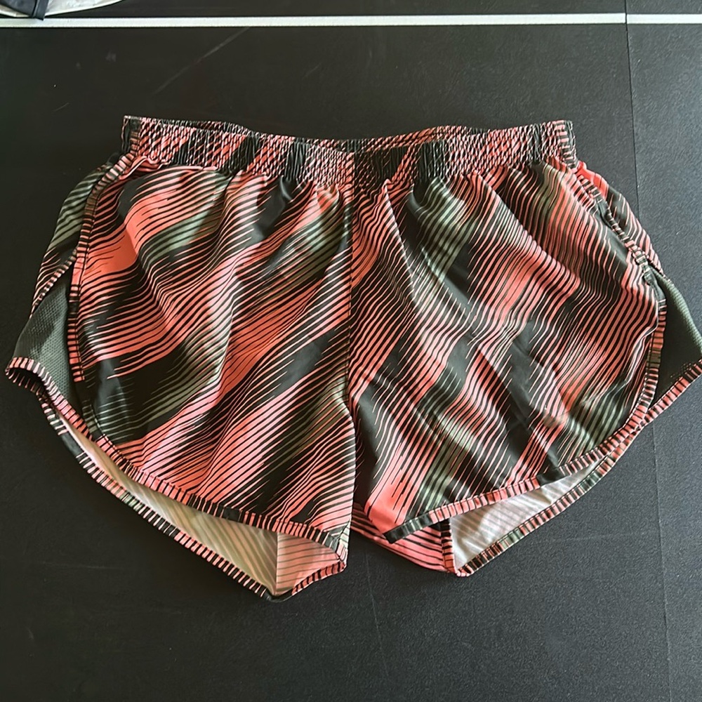 Nike Women’s modern tempo shorts 3”